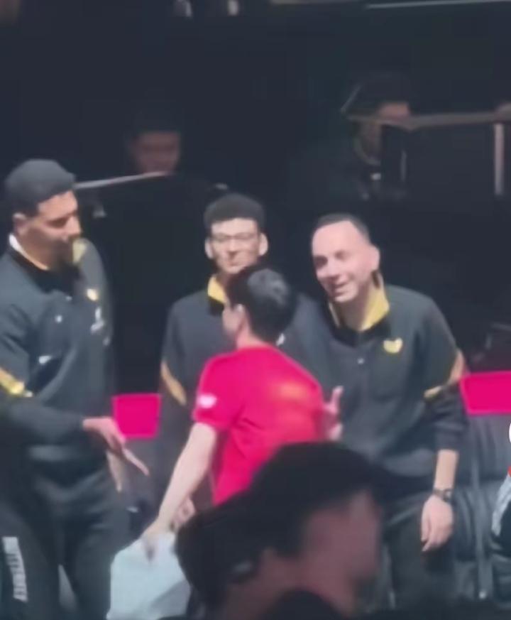 比赛输了的埃及队，一见到孙颖莎那叫一个开心，满脸笑容不说，还早早准备好和孙颖莎握