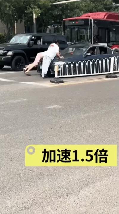 现在的年轻人，火力是真旺啊！近日天津街头，一男一女因与山东牌照的宝马车司机疑似产
