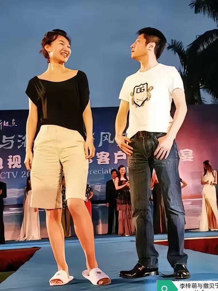一看就知道，李梓萌与撒贝宁正在比个，撒贝宁明显不服。不服找我，给你高跟鞋…