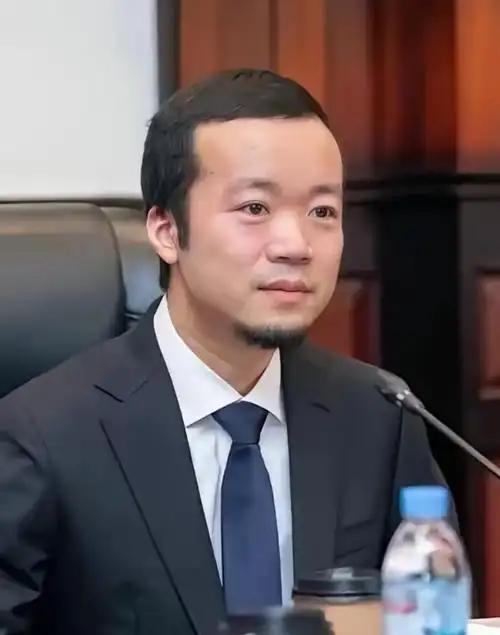 大快人心！电诈太子集团创始人陈志刚被从柬埔寨遣返回国，中国公安部部长助理刘忠义就