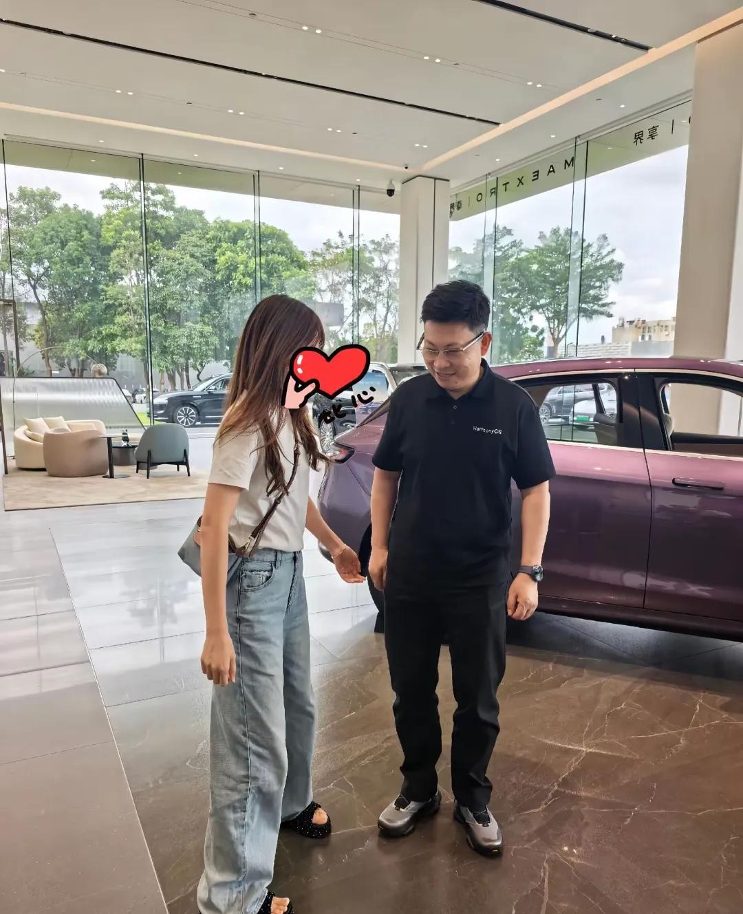 美女想拉余总的手，结果把余总搞得都不好意思了！不得不说余总今天这新发型确实帅啊，