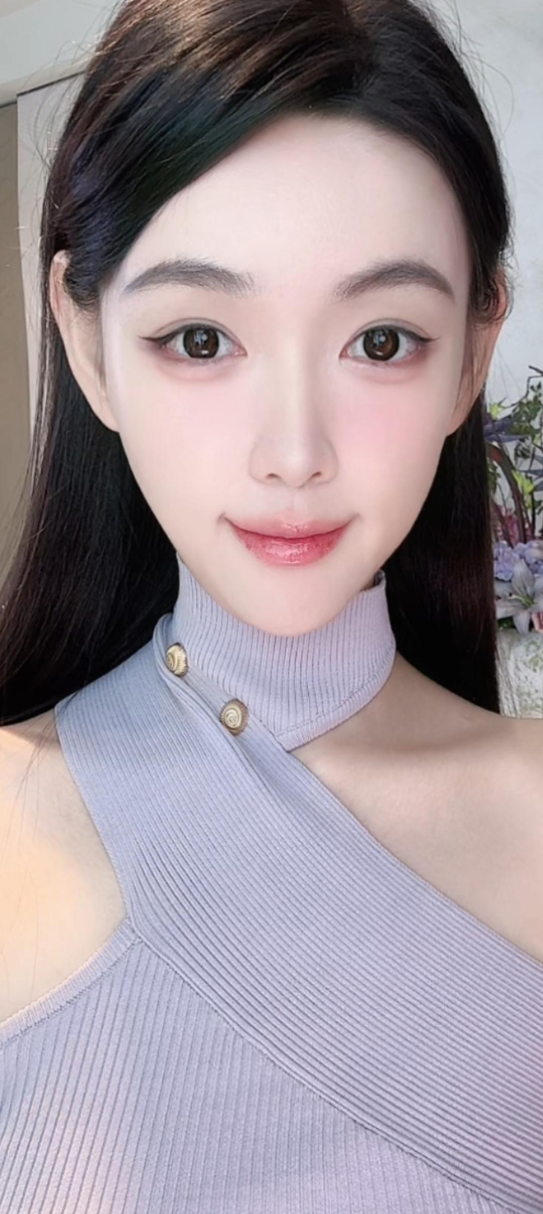 这姑娘打扮得真精致！