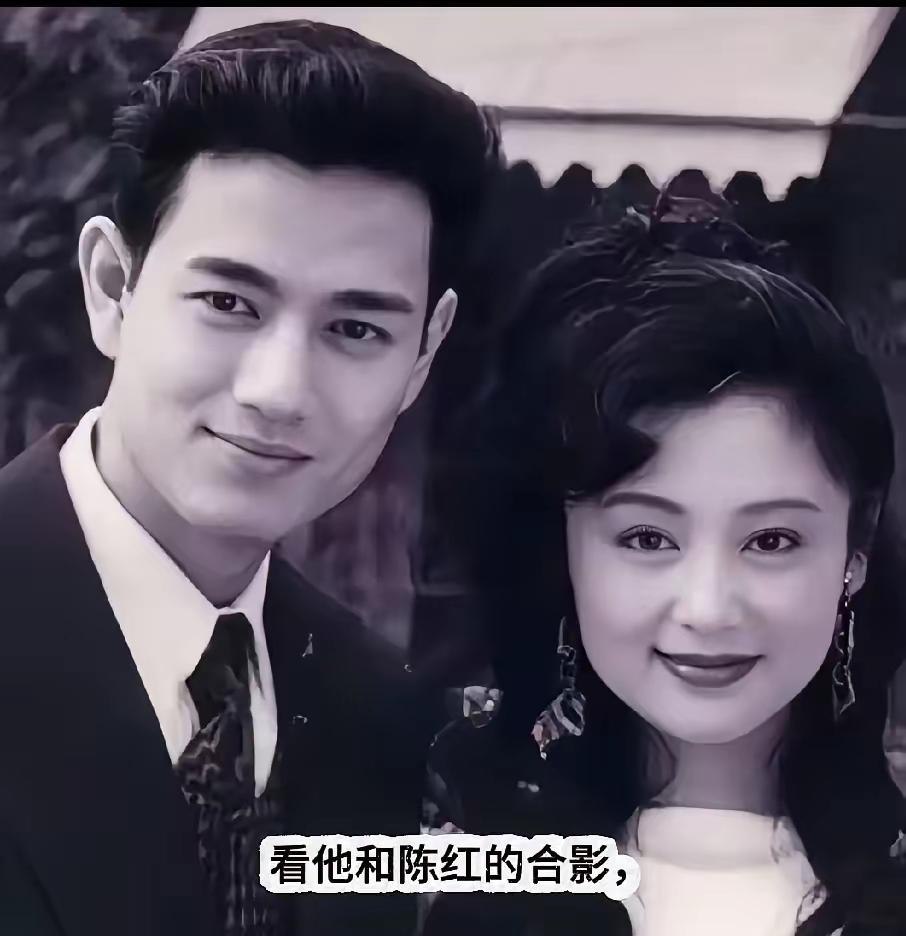 有没有人能认出这个和陈红一起合影的男人是谁？照片上和陈红合影的男人太帅了，怎么很