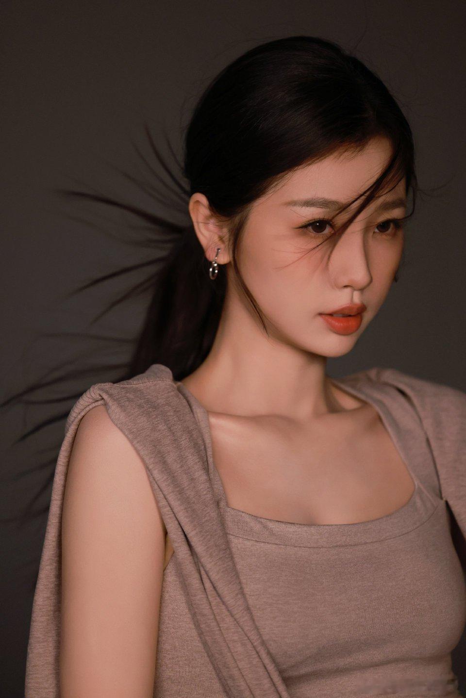 论作品厚度和国民度，虞书欣哪点能跟白鹿相提并论？