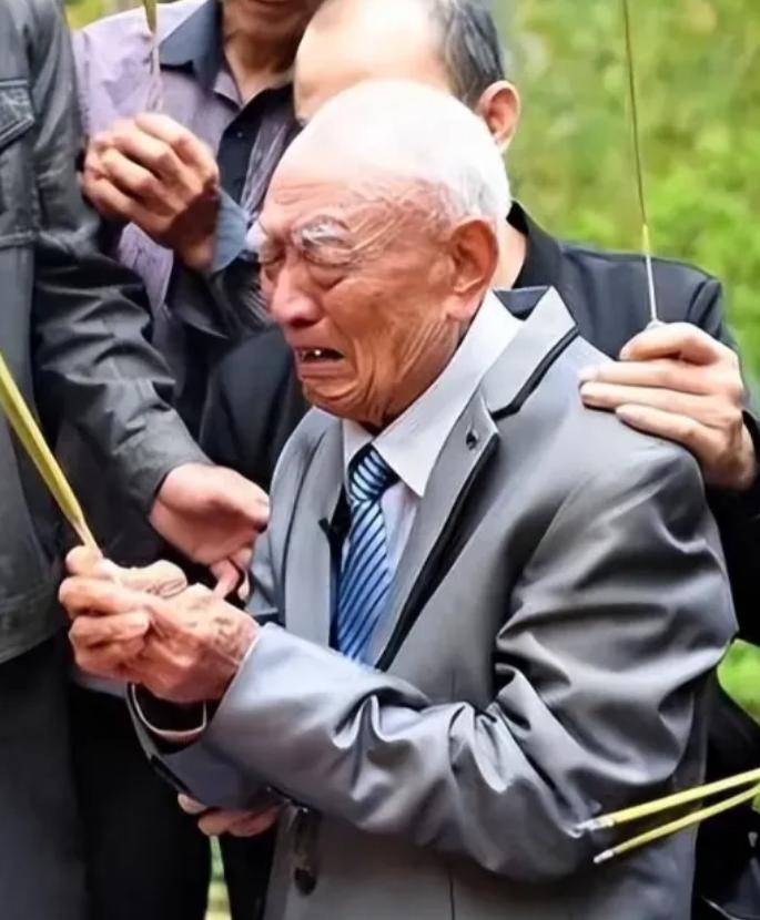 2002年，72岁台湾老兵回江苏老家探亲，喝多后突然嚎啕大哭：“其实，我是共产党