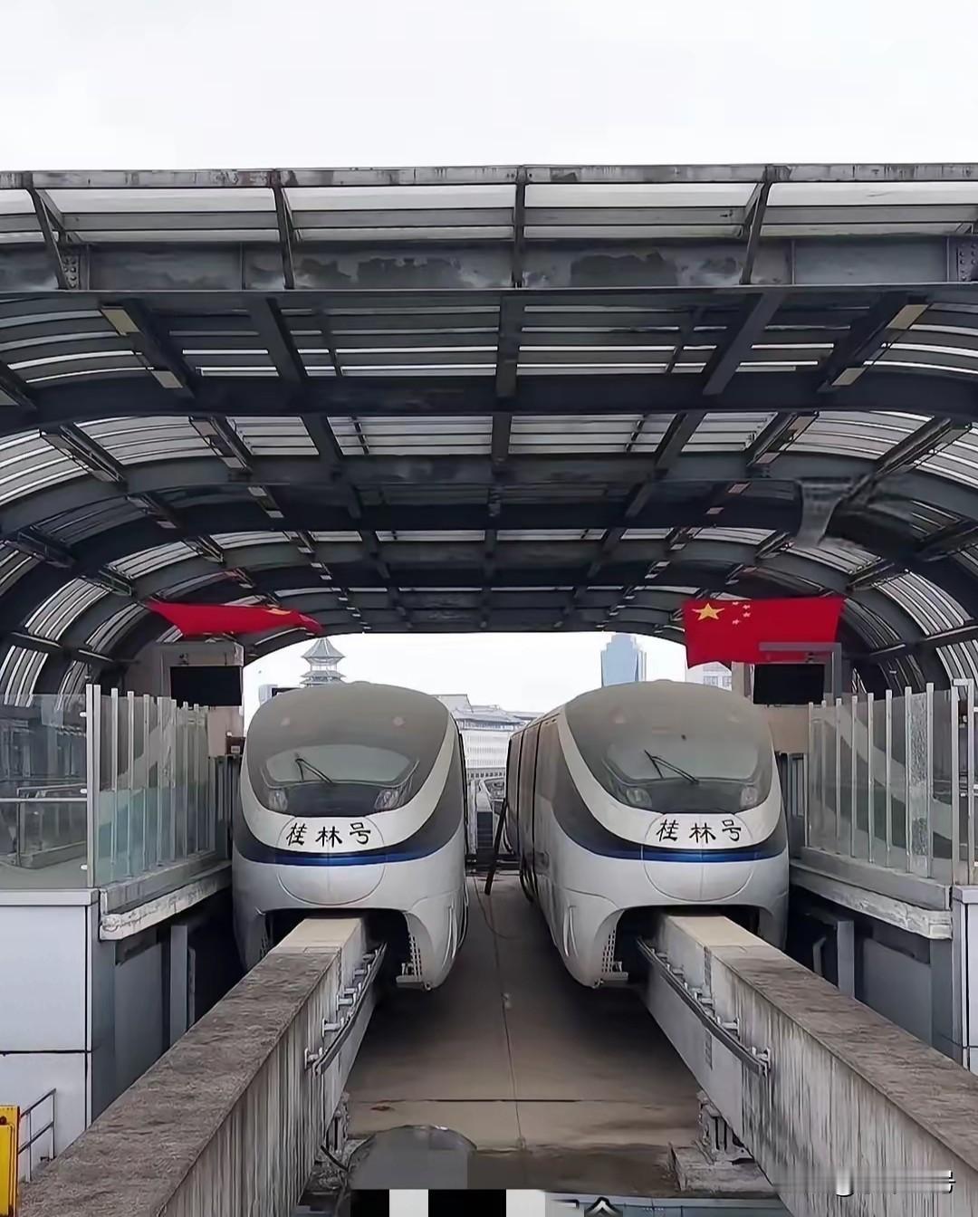 与柳州的轻轨同样可惜的还有桂林的云轨项目，才修建了2.7公里就停工了！连车都准备