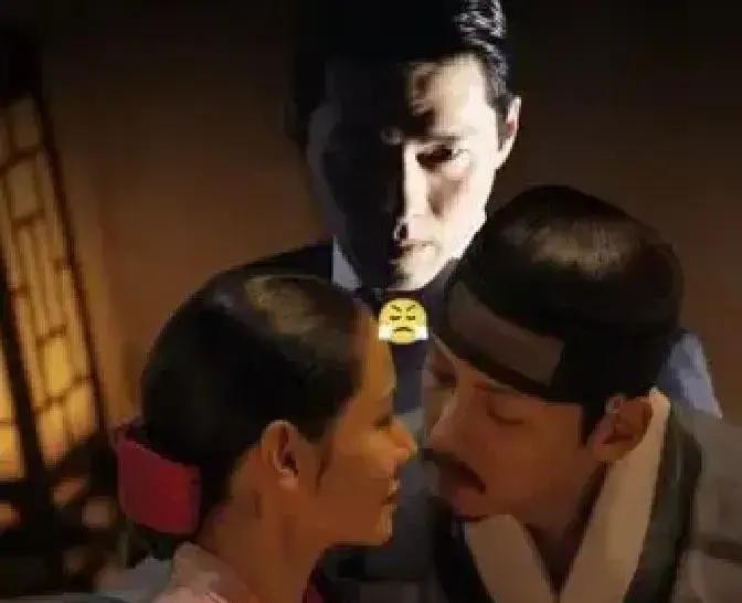 青龙奖把玄彬P进孙艺真池昌旭亲密照，她一句“老公你怎么在这”笑翻全网，池昌旭回“我没看眼色”，这对夫