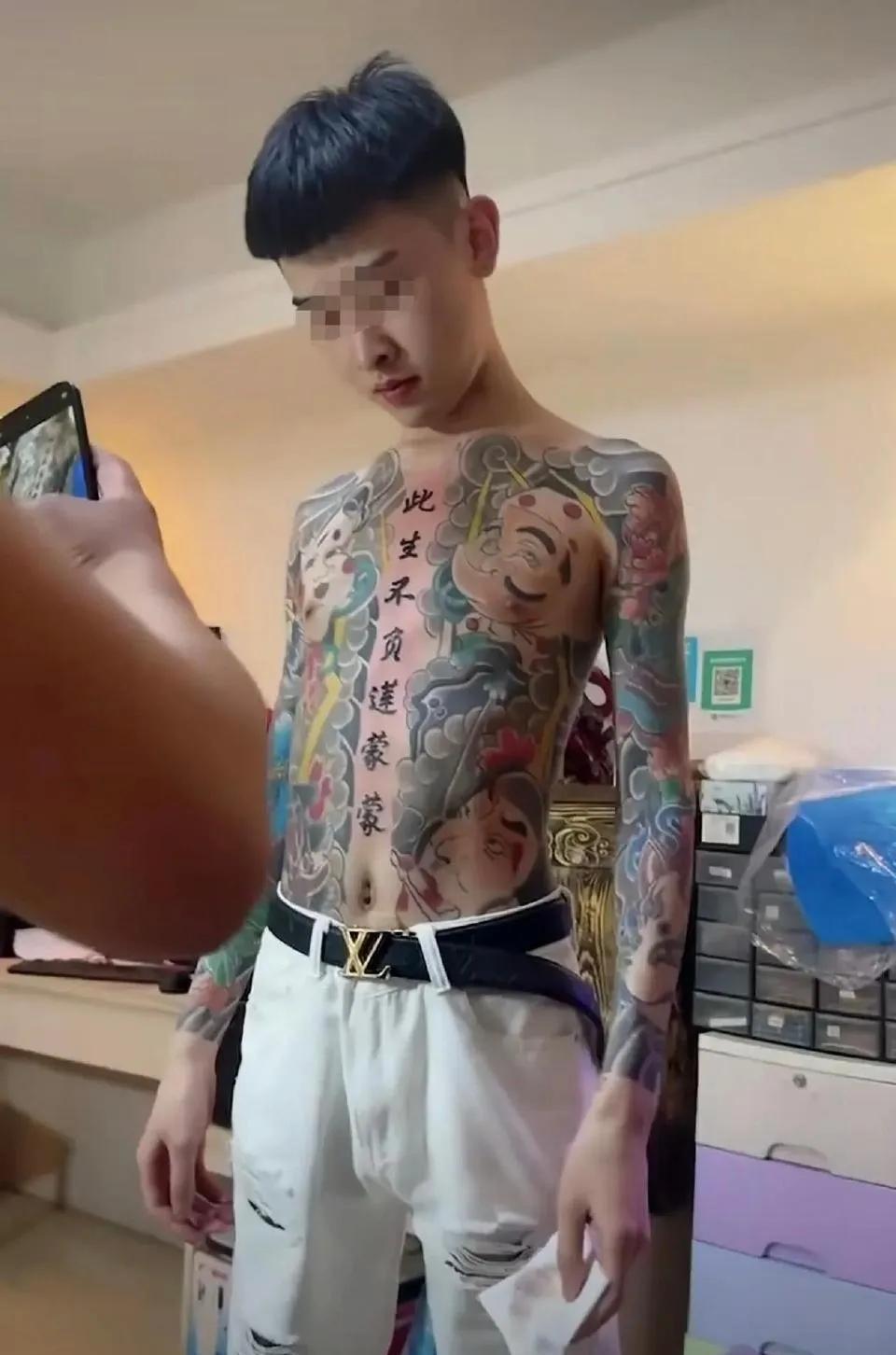 这孩子，这一辈子算废了！不知成年未成年，如未成年，文身店老板已经违法了吧