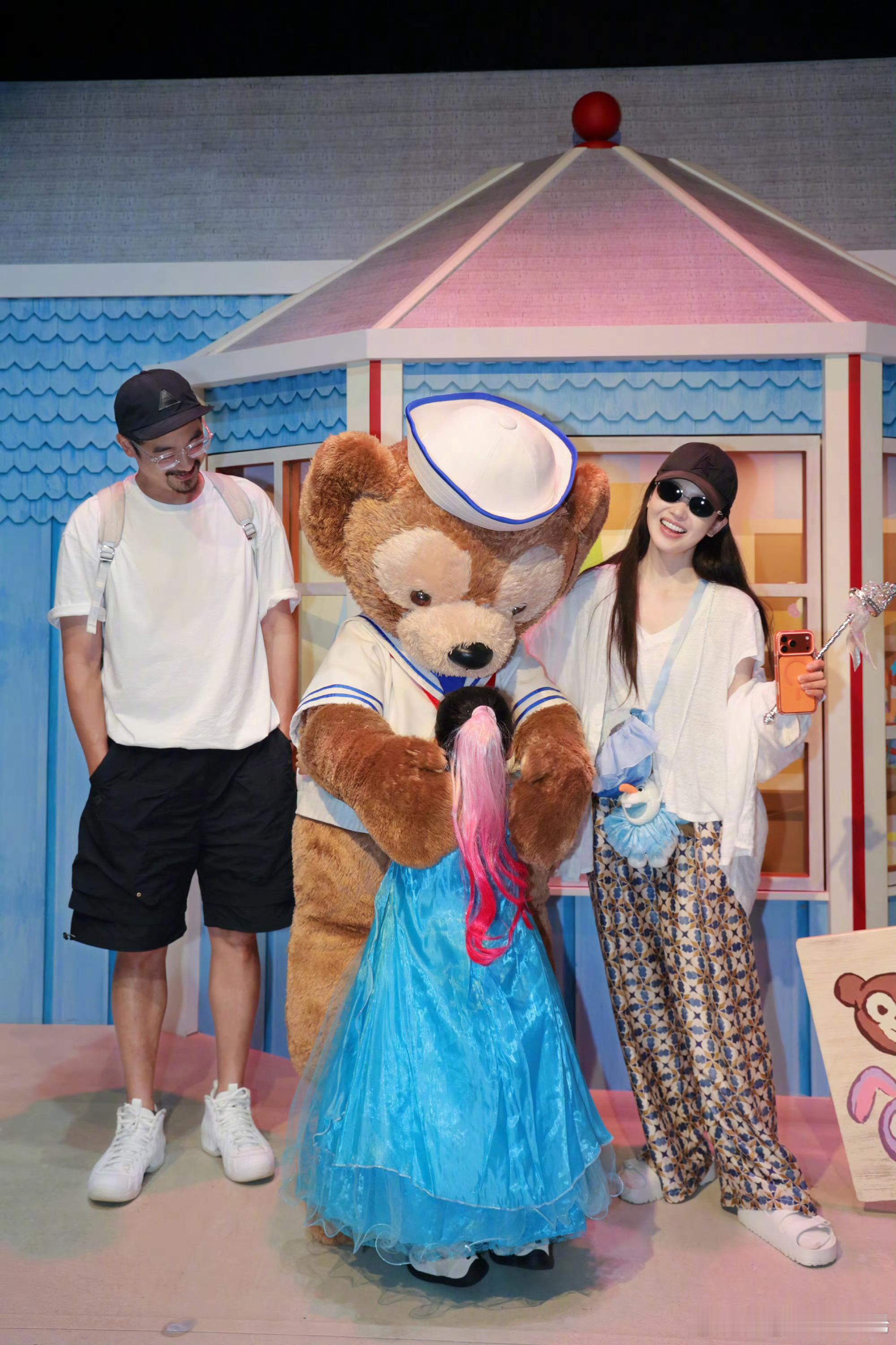 杨子姗4岁女儿身高杨子姗女儿4岁身高杨子姗晒出一家人迪士尼游玩照片，4岁的女儿