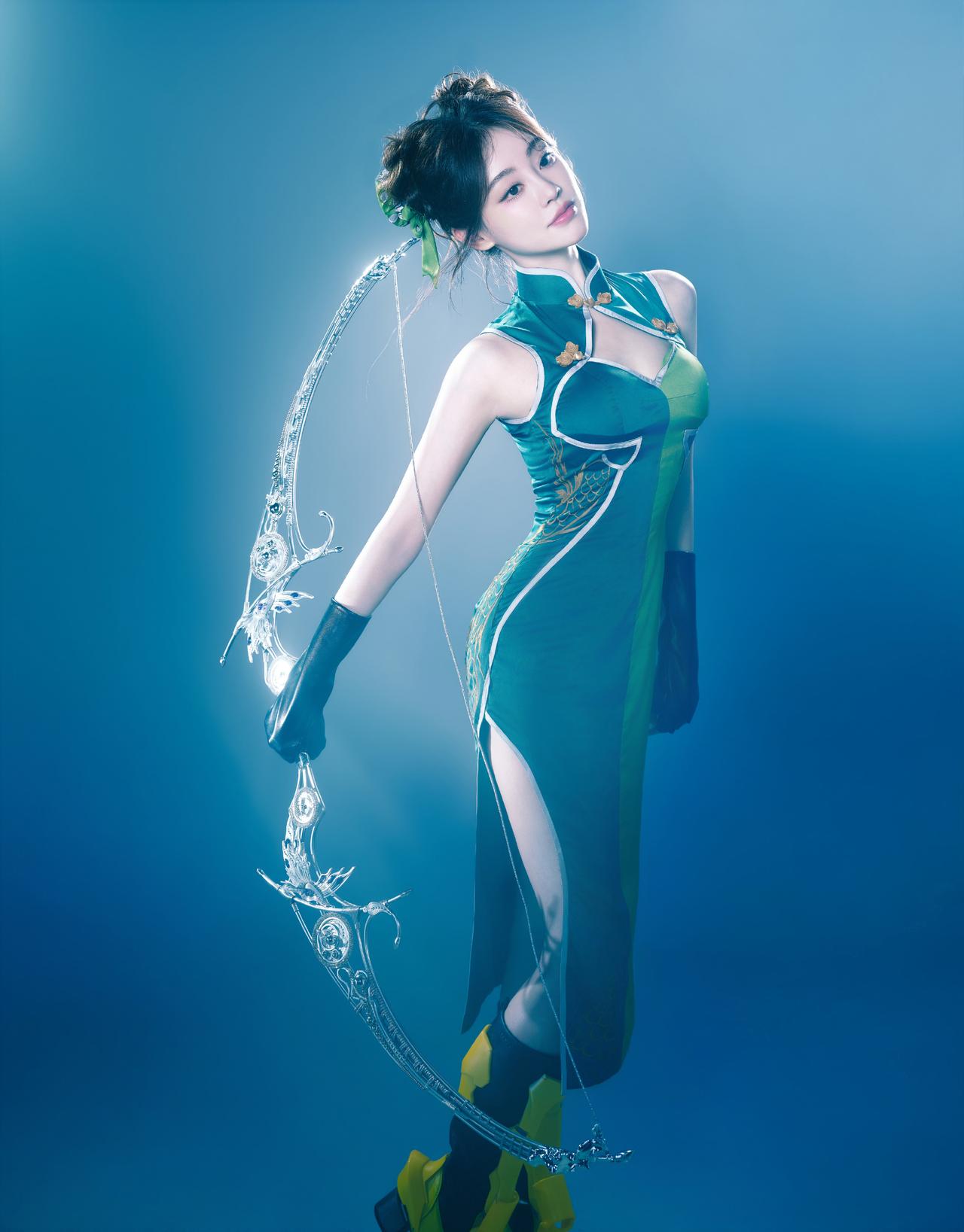 青衣女子，弓影如月。优雅旗袍美人，手持华丽弓箭，尽显东方古典美！祝绪丹旗袍美人