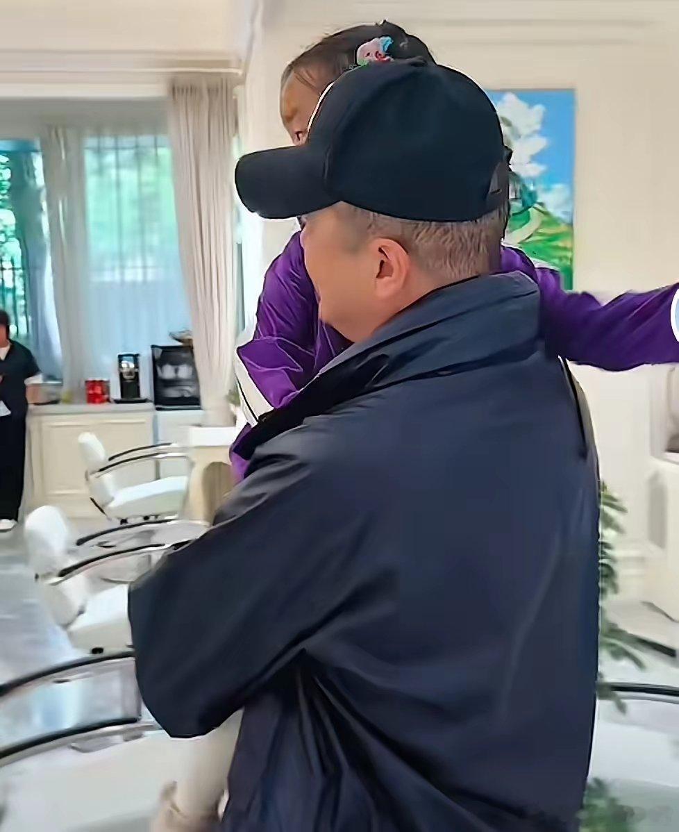 李亚鹏海哈金喜自从官宣离婚后，首次同框给女儿烫头发。李亚鹏称自己长这么大都没烫过