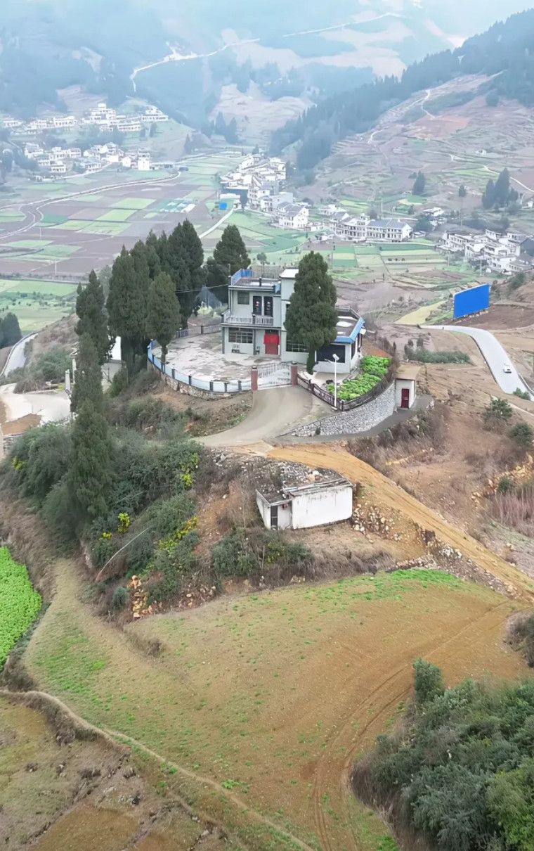 这户人家的地理位置也太好了，这是网友在贵州大山里面拍的一张农村的照片，这户人家直