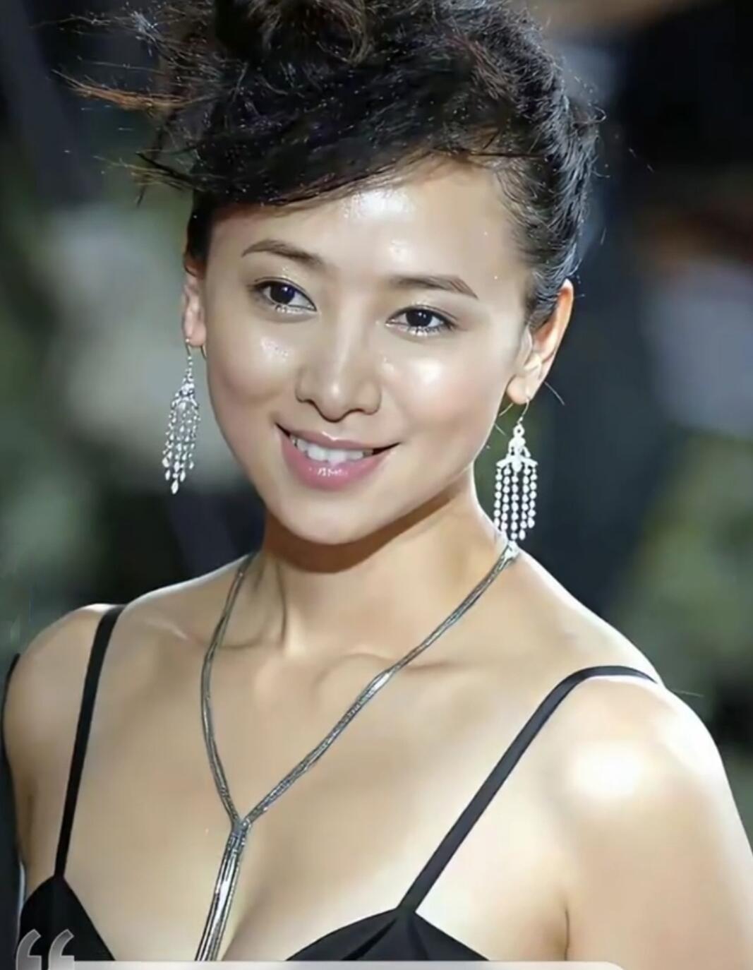 早些年的时候翁虹也是蛮好看的女明星，她不是顶级的美女，但美的有特色，一眼就能认出