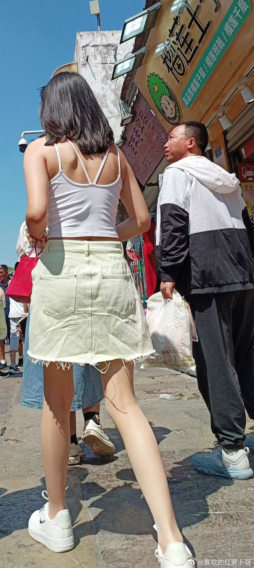 小白鞋与丝袜的时尚穿搭~