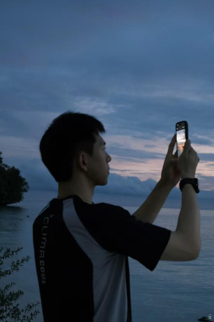 李现遇见与万物共鸣的自己李现顺毛黑T照李现顺毛黑T照，李现遇见与万物共鸣的自己