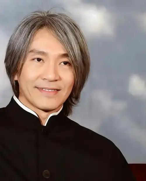 星爷打死也想不到自己居然能爆火到这般地步。 所到之处皆是人山人海。 真应
