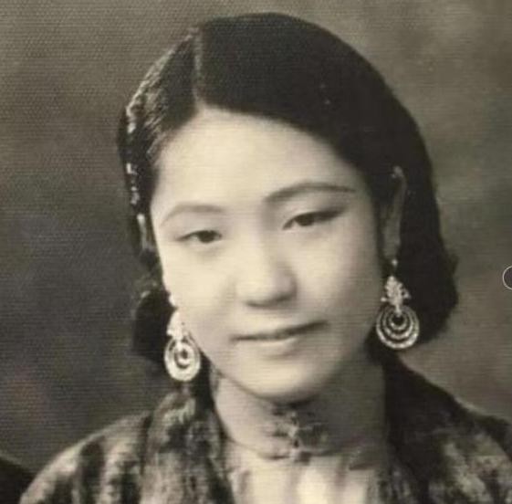 1918年，一个女人结婚六年都没怀上孩子，被丈夫赶出了家。后来，她遇到了一位年轻