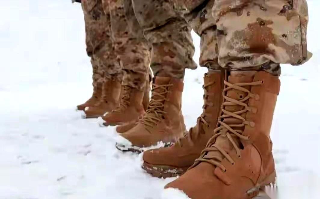 我跟你讲，有时候看一双鞋，比看一堆“大炮仗”还让人心里踏实。就说咱解放军脚上那