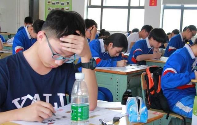 一年级小学生考试现场各忙各的不亦乐乎老师好像被无视了
