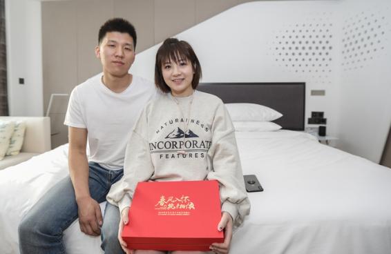 她第一次见这个老板，是在朋友饭局上，那男人话不多，皮鞋锃亮，眼神直接。那时候她