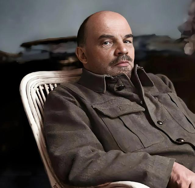 列宁去世的那一天，有一位守灵的士兵对同志们说：“我不敢相信，我走到列宁身边，在他