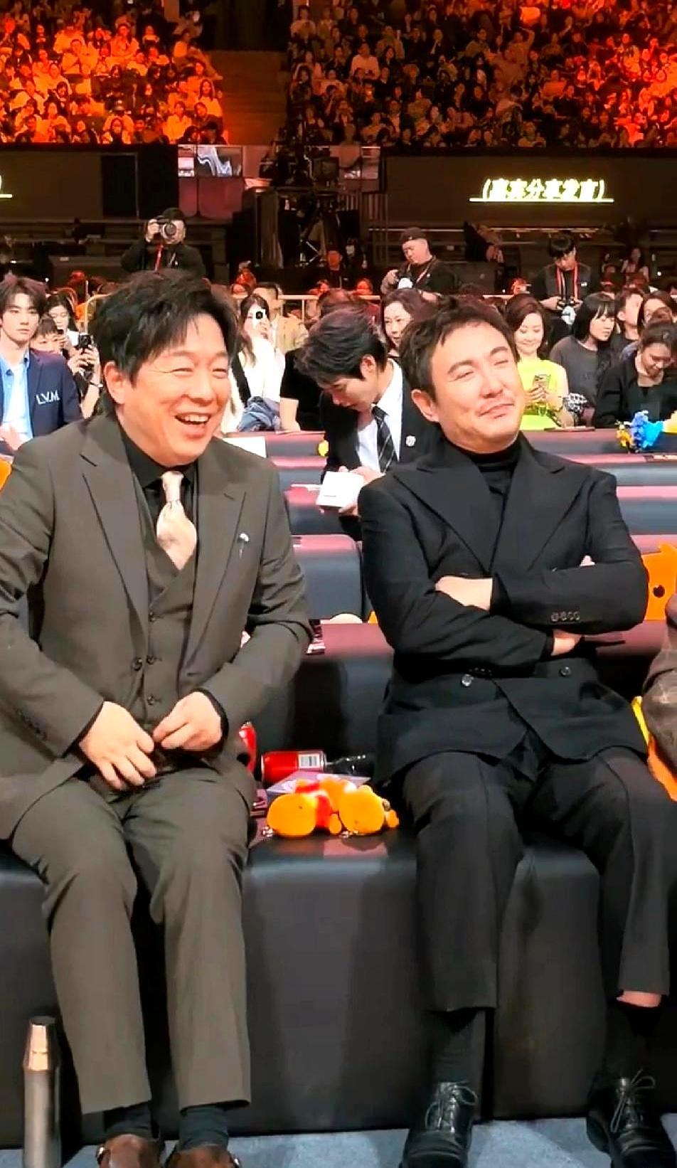 沈腾疯了？把正装裤穿成七分裤！跟黄渤邓超站一块，反差感直接炸了！当天室外零