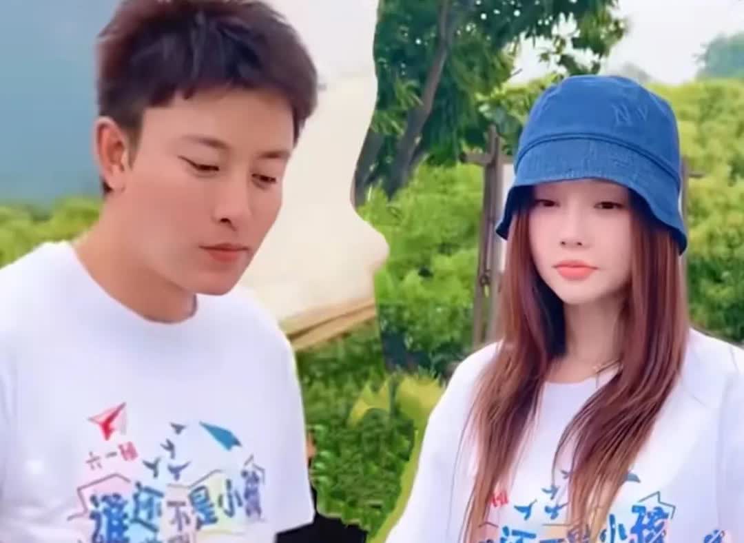 有网友在北京郊区偶遇李小璐和贾乃亮带着女儿甜馨一起游玩。甜馨在帐篷旁边跳跳蹦