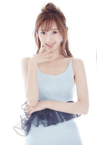 魏小也曝全新写真长腿吸睛 清新脱俗骨感美