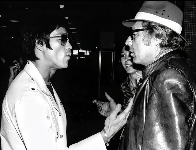 70年代环境下的李小龙！什么是自信？70年代下霸气李小龙，姿态甚至是居高临下！