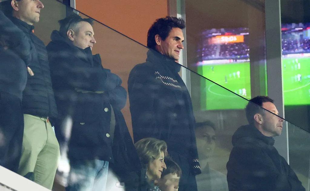 【天王驾到】欧联杯，巴塞尔1比2阿斯顿维拉，在球场看台上面，出现了一位神秘大佬，