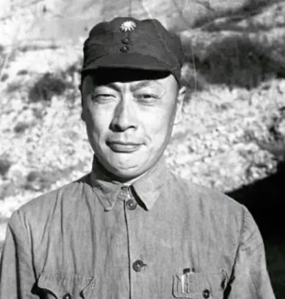 1936年，陈毅被叛徒诱骗下山，走了一路，陈毅实在是口干舌燥，于是他便敲开了一农