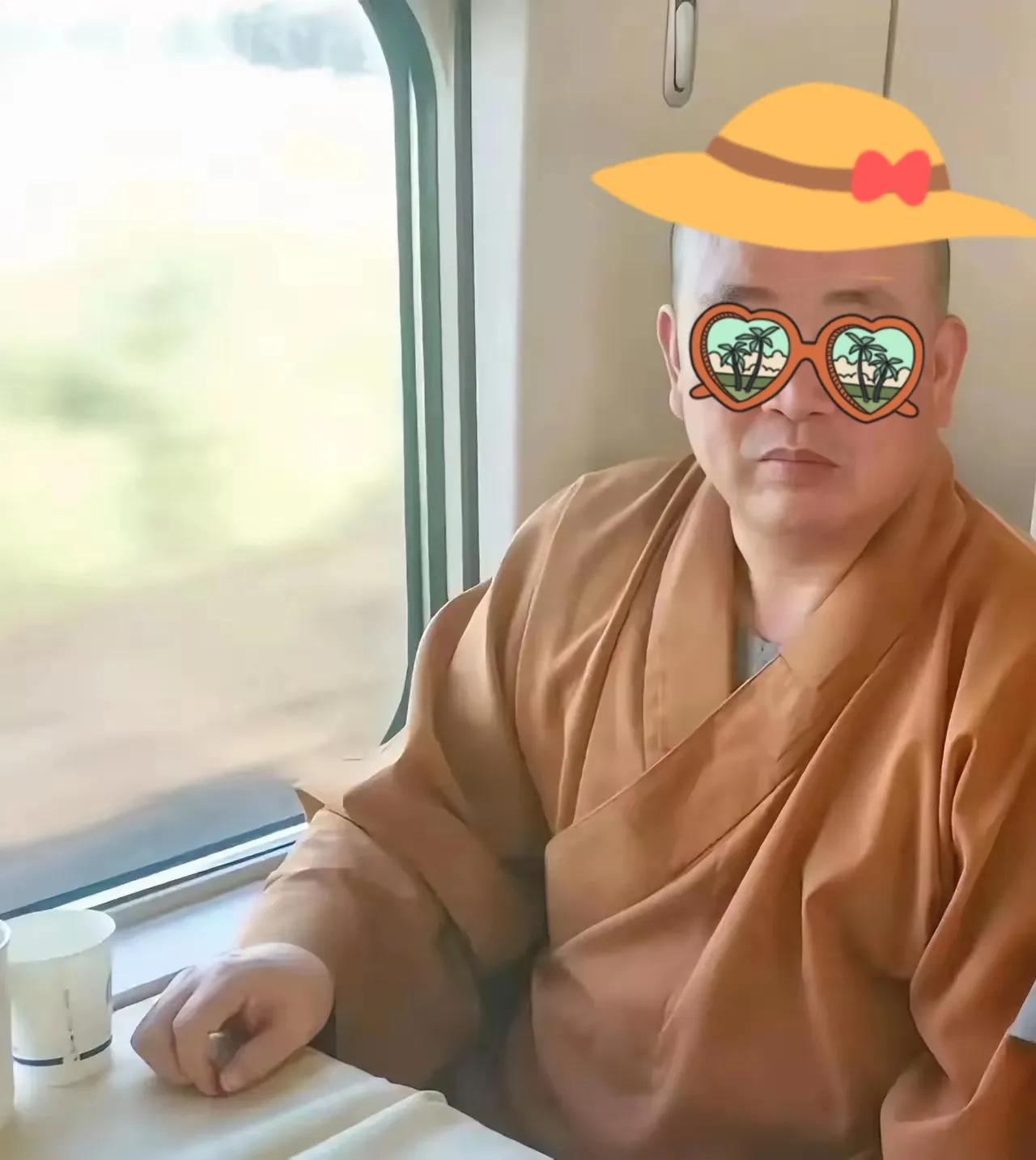 朋友多年前在高铁上偶遇释永信，那场面至今难忘。他本就声名远扬，在高铁上一出现，整