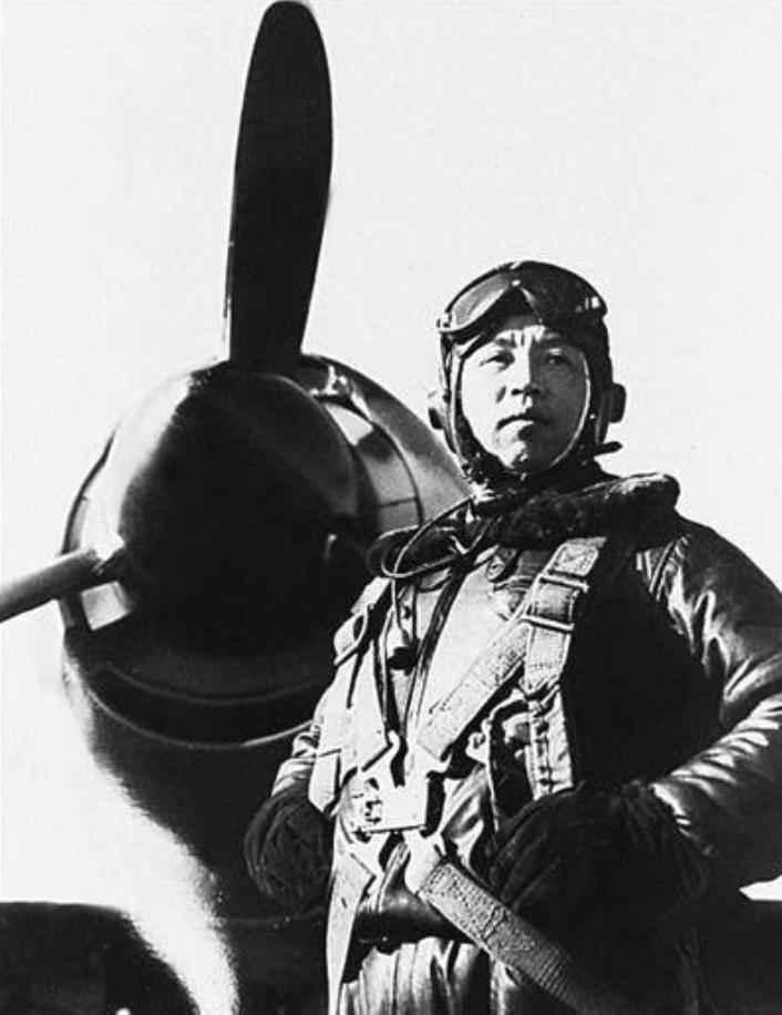 1951年11月，在朝鲜空战中，赵宝桐没有控制好飞机的速度，竟突然冲进敌机群中，