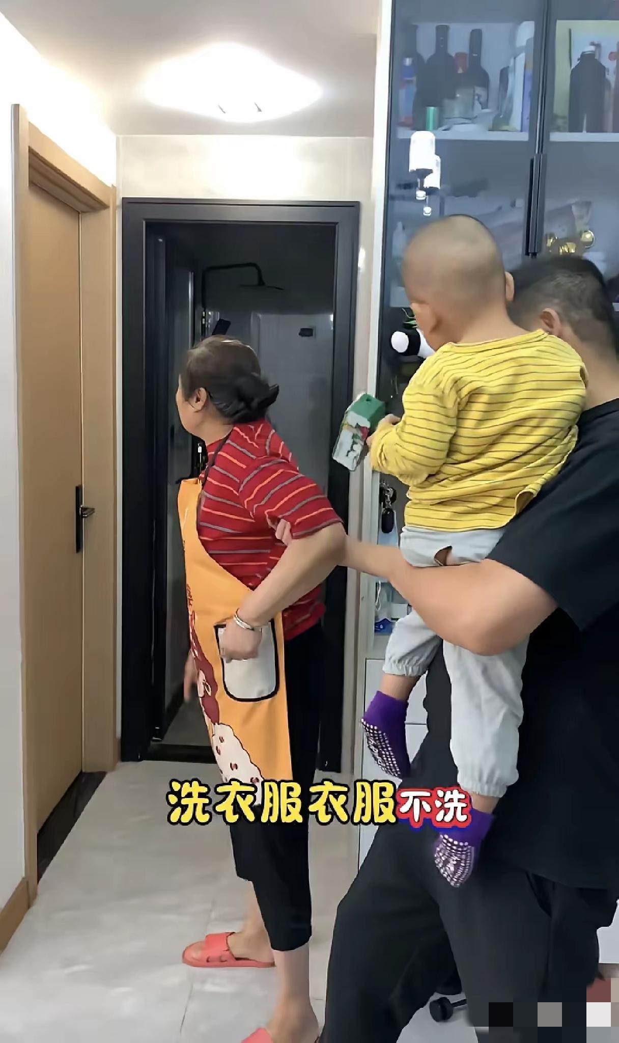 一段短视频看得格外真实。客厅里婆婆对着儿媳房门不停吐槽，抱怨儿媳不做家务、疏