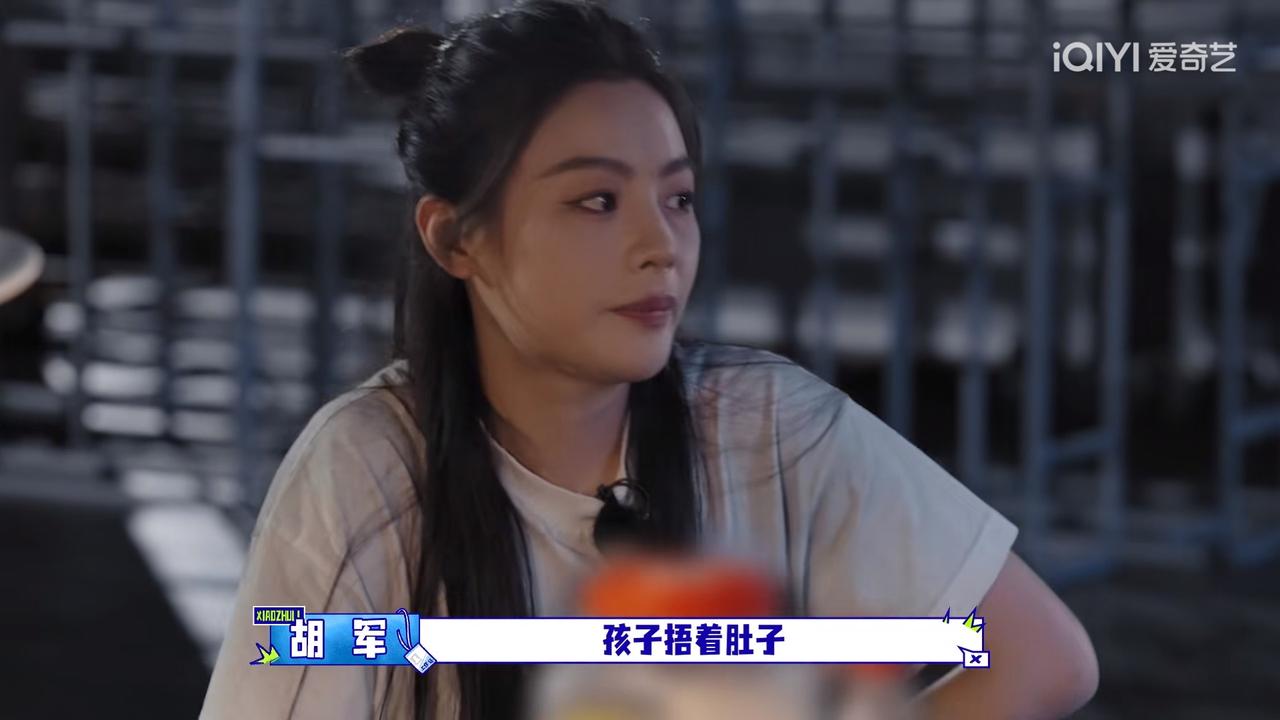 胡军本以为陈丽君是头痛，可看到姑娘捂着肚子趴着，他瞬间就明白了：都有老婆，都有女