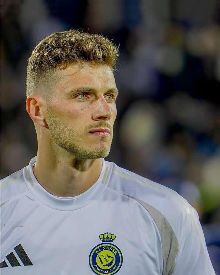 热那亚从利雅得胜利签下了门将本托，本赛季本托在利雅得胜利不受重用，在联赛只出场过