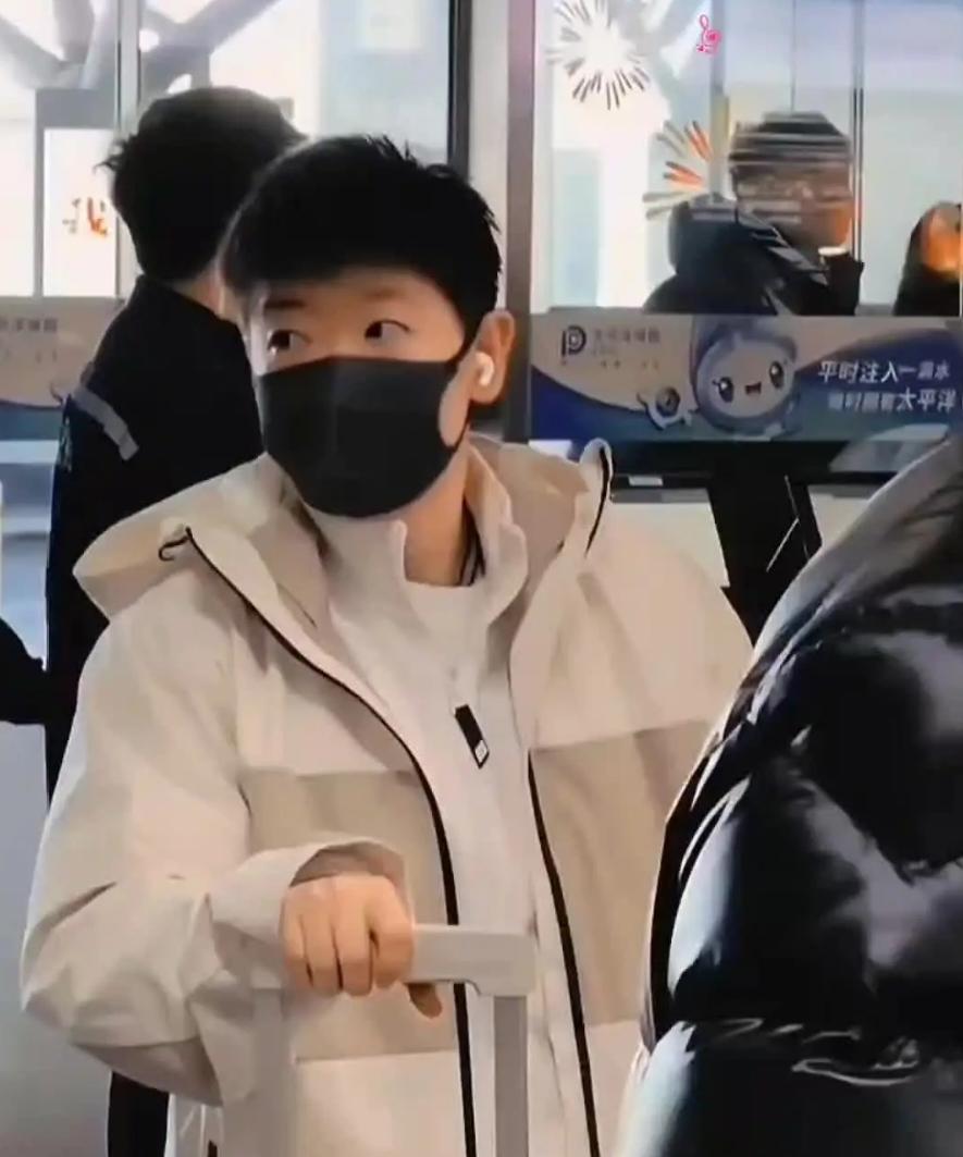 真懵了！刷到了十几个版本关于孙颖莎出发亚洲杯的视频，个个不一样，五花八门的。