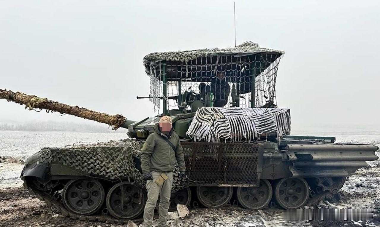 一辆罕见的俄罗斯武装部队出口型T-90S坦克近日被发现，其车身上配备了一个精致的