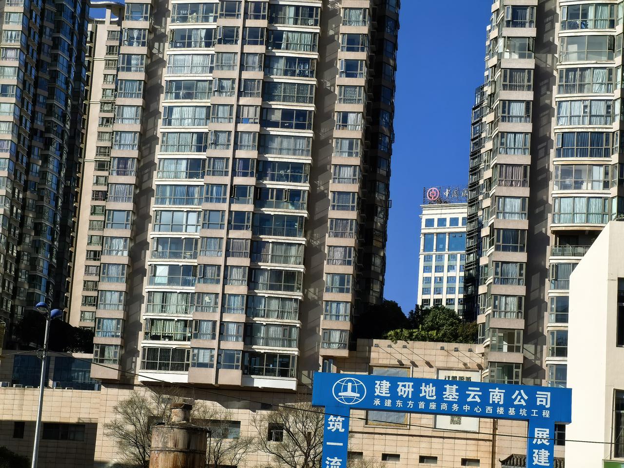 在金马碧鸡坊旁边，顺城购物中心的后面，这一块空地，都挖了一个坑了，怎么回事呢！停