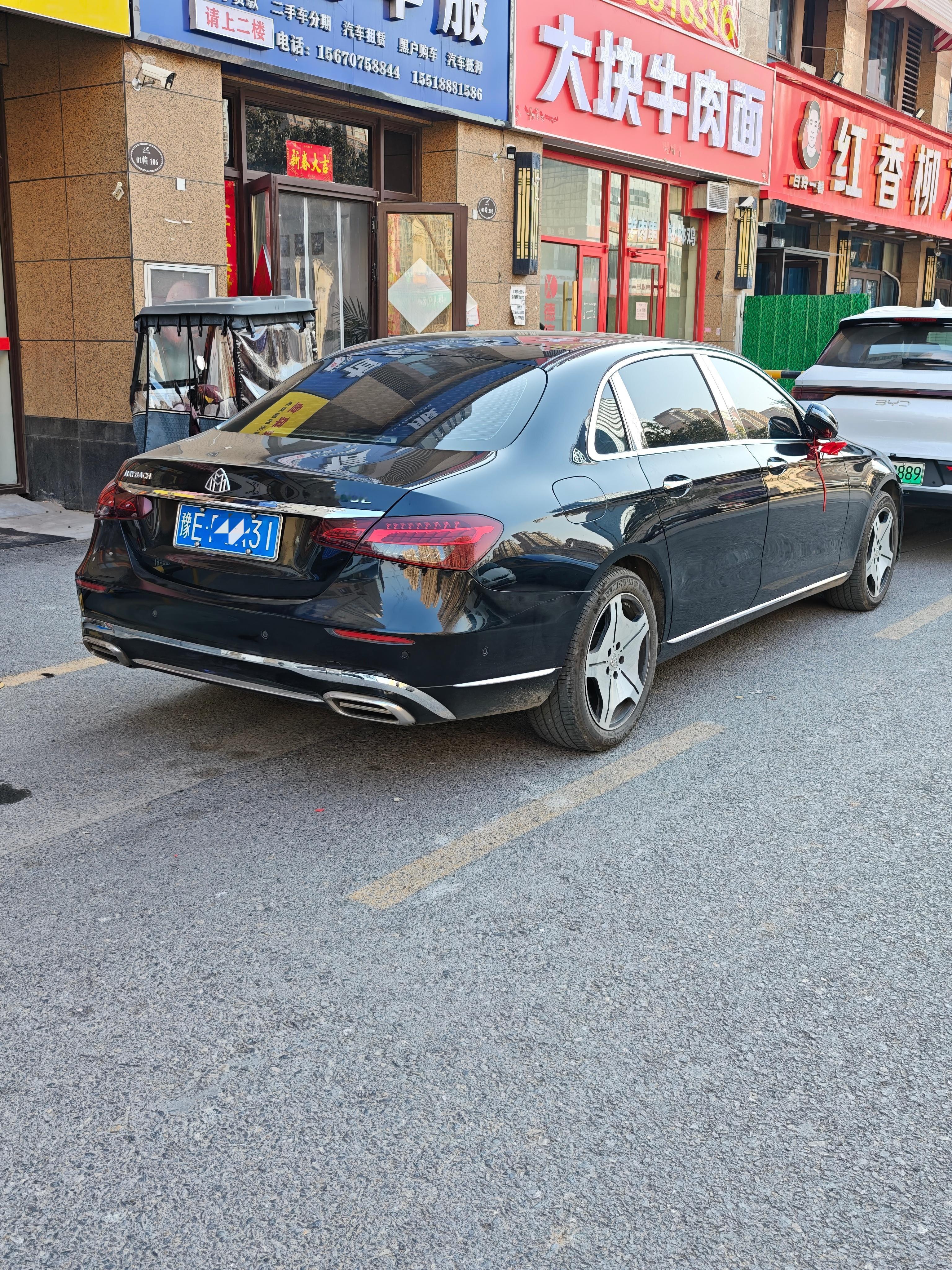 这两天见的迈巴E比迈巴赫还多这种改的迈巴赫，在租车跑婚庆市场好像还挺受欢迎在很多