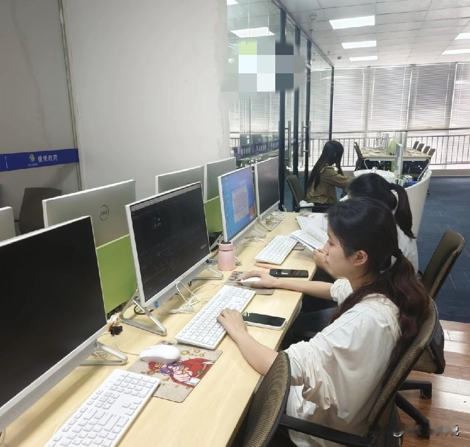 看到一个有点“天真”的说法：公司和领导不怕刺头，最怕老实人觉醒。因为牛马一旦觉醒