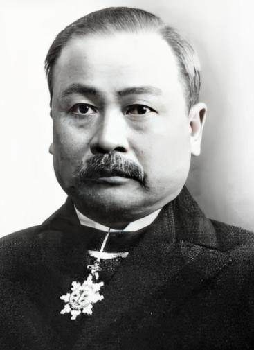 1982年，铁道部决定为詹天佑迁坟，未曾想，在挖开詹天佑墓的瞬间，竟看到棺木里流