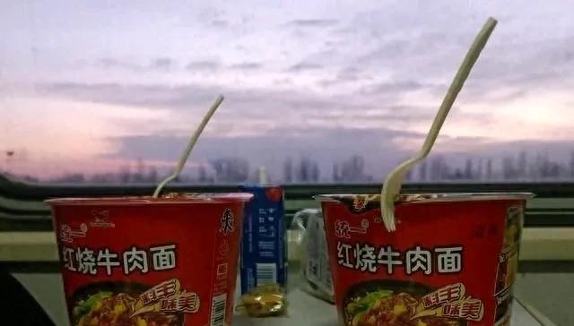 12306建议高铁别吃泡面，因为味大。公告一出，这一“温馨提示”瞬间就不温馨了！