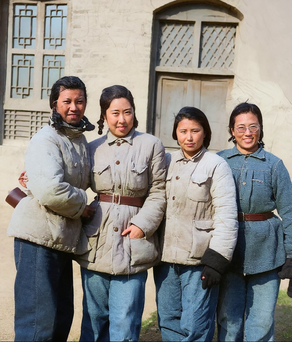 1947年，江青（毛泽东夫人）、王光美（刘少奇夫人）、康克清（朱德夫人）、刘英（