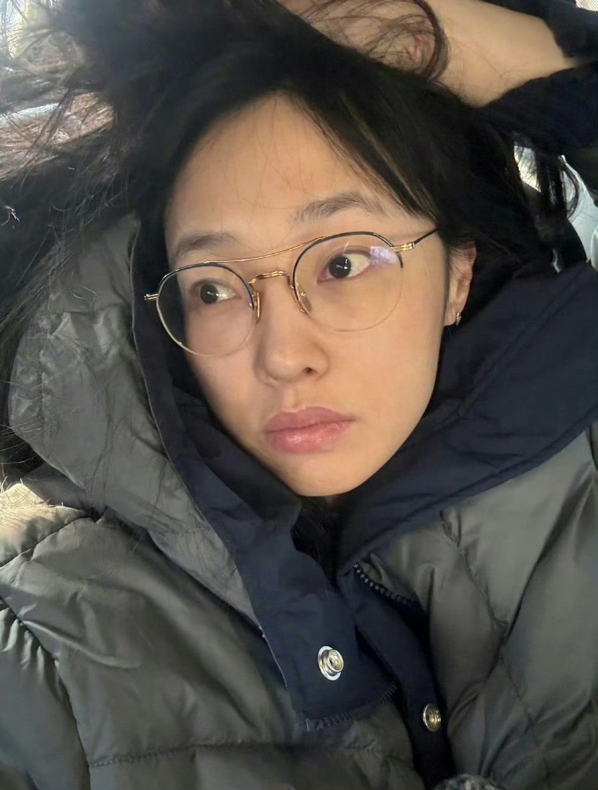 白百何素颜肤色白百何活人感好足，也不把我们当外人，素颜和化妆之后根本没有什么区