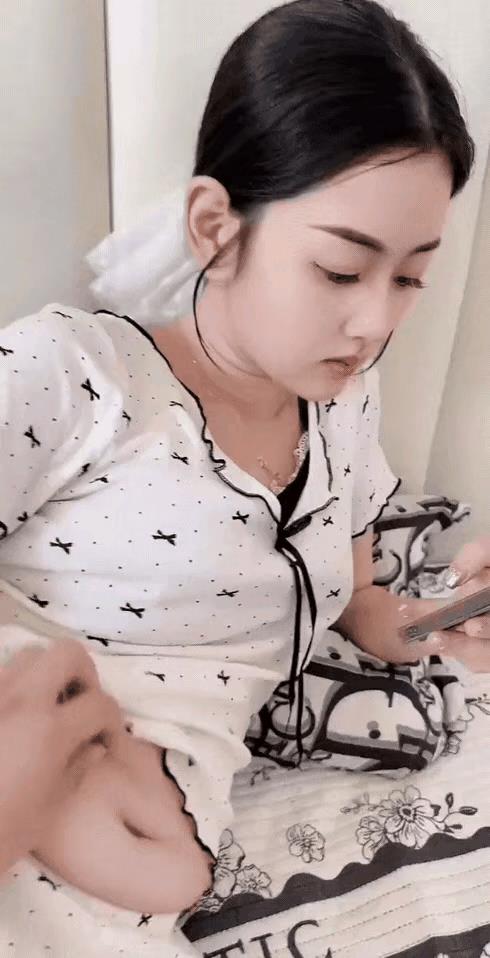 女子正靠在床头看手机，老公手贱捏着她打折的肚皮说像华为三折叠手机。女子瞬间大怒，