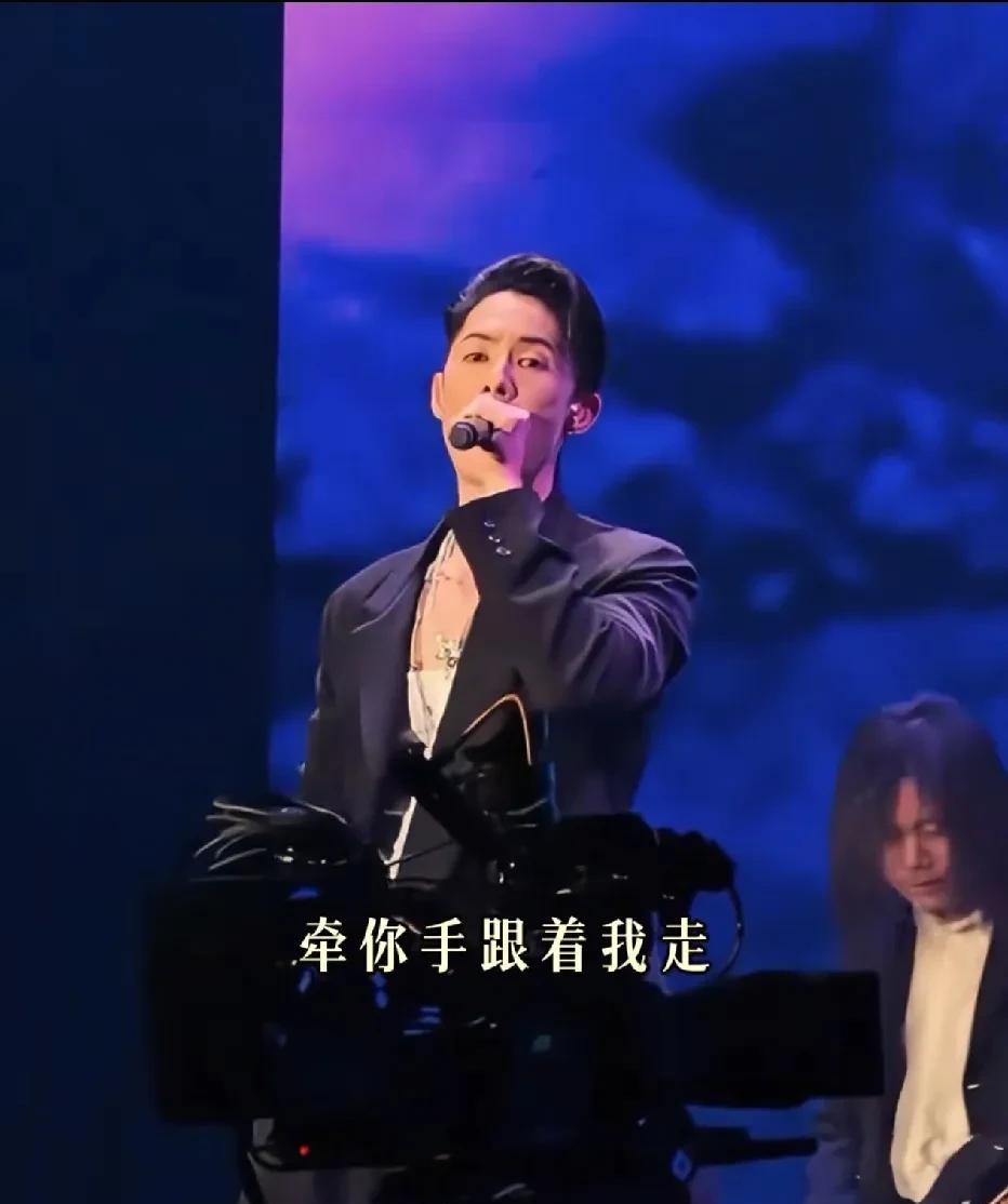 F4又一次合体了，只是少了杉菜。四个人再次唱起《流星花园》的主题曲时，全程几乎没