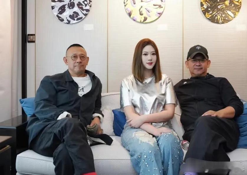 姜武女儿姜可心办画展，姜文过来给侄女捧场。姜文姜武虽然长得很像，却有着不一样的气