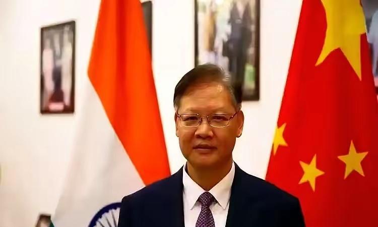 这事儿绝了，咱们驻印度的大使，居然被咱们自己人给冲了。一边说回暖，一边被自家