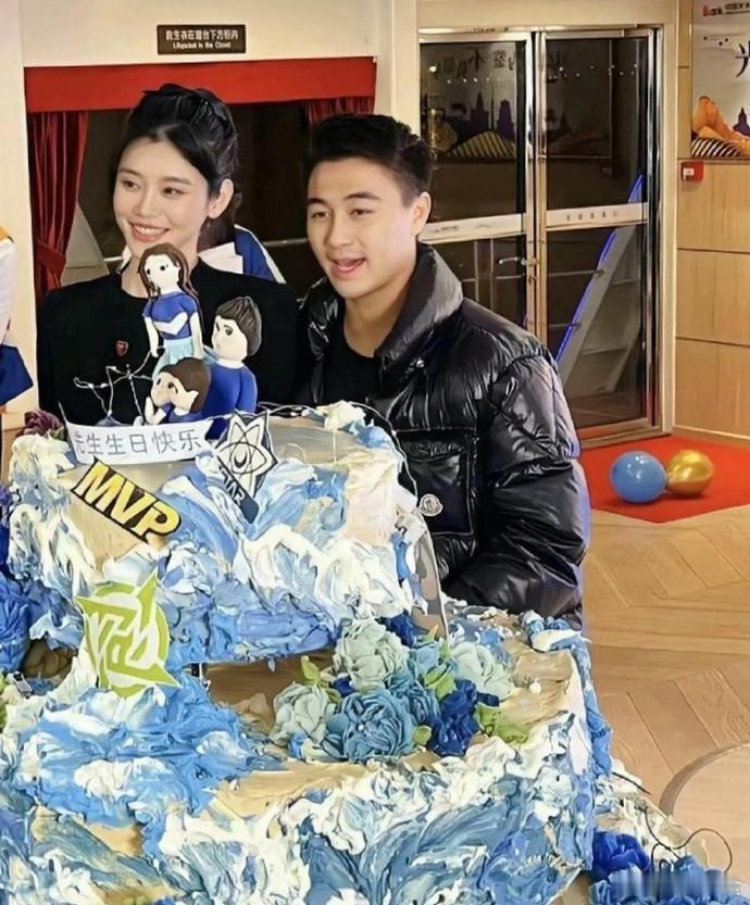 有钱人都是这样订蛋糕的吗？好奇最后蛋糕吃不吃，还是直接扔了？